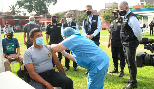 Policías son inmunizados con vacunas Pfizer. Foto: difusión