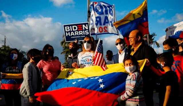 Venezolanos se reunieron para festejar la medida, con banderas tricolor y pancartas que decían “Gracias Joe Biden”. Foto: AFP