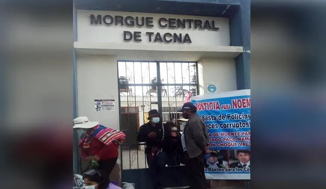 Padre protestó en la puerta de ingreso de la morgue de Tacna. Foto La República