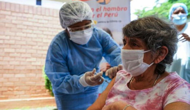 Adulta mayor recibe la primera dosis de la vacuna de Pfizer. Foto: Gobierno del Perú