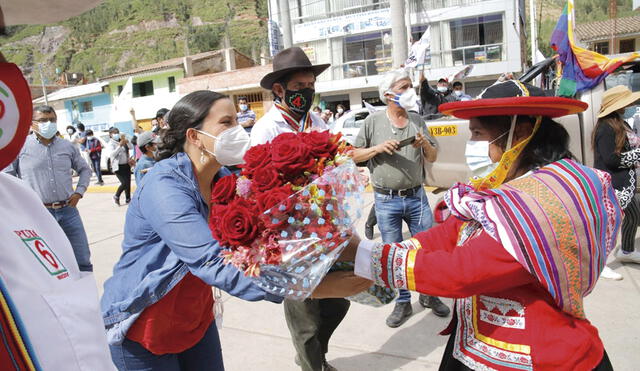 Elecciones. Mendoza llegó a Cusco y cuestionó a López Aliaga. Castillo recorrió Puno y dijo que legalizará la hoja de coca.