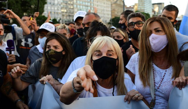 “No murió, lo mataron”, era el lema que gritaban cientos de fanáticos y la familia de Maradona alrededor del Obelisco. Foto: AFP