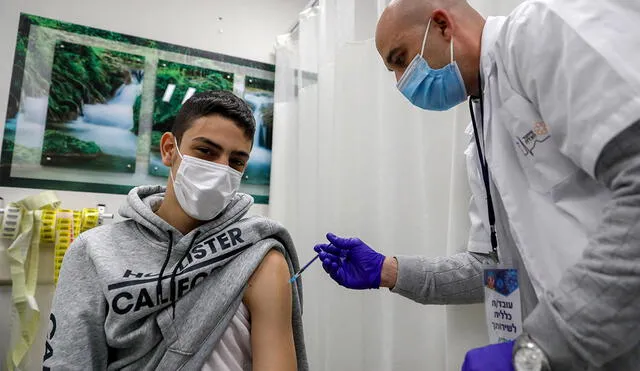 Vacuna de Pfizer/BioNtech es inoculada a un ciudadano israelí. Foto: AFP