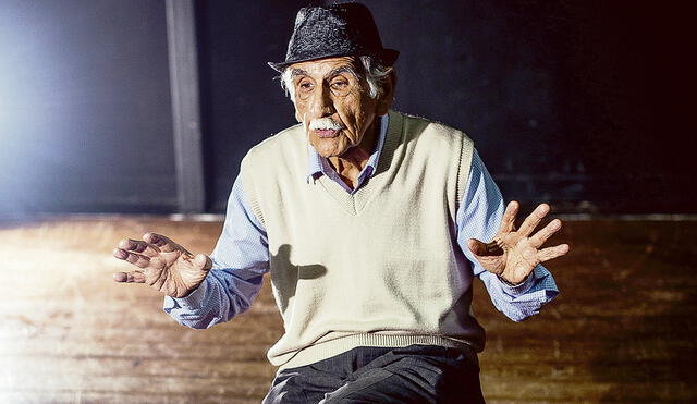 El maestro. Ernesto Ráez en una imagen elocuente como hombre de escenarios. Foto: Prin Rodríguez