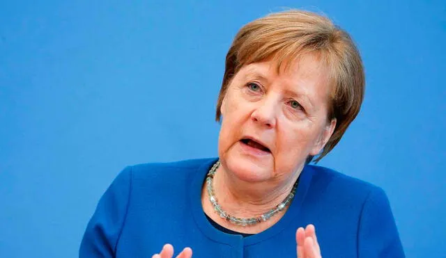 Angela Merkel considera que hay profesionales que no pueden mantener la distancia social y son ellos quienes deben vacunarse primero. Foto: AFP