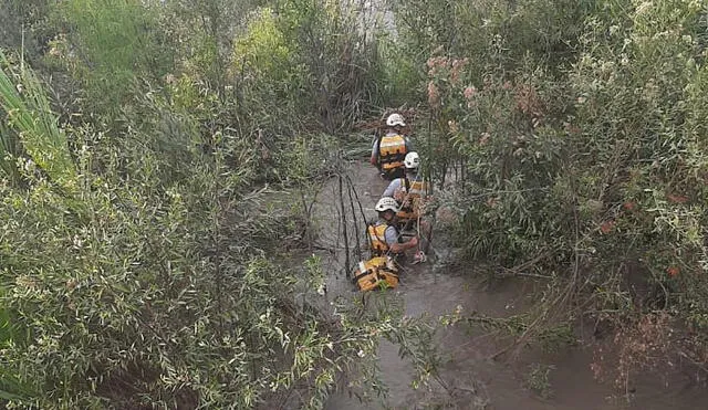 Efectivos de la Policía vadean el río Moche con equipo de salvataje. Foto: PNP