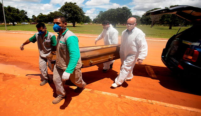 Brasil también es segundo en cantidad de fallecidos a causa de la COVID-19. Foto: EFE