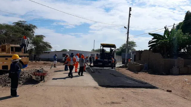 Obreros reiniciaron el asfaltado de la carretera Mochumí-Pueblo Nuevo. Foto: Gobierno Regional de Lambayeque