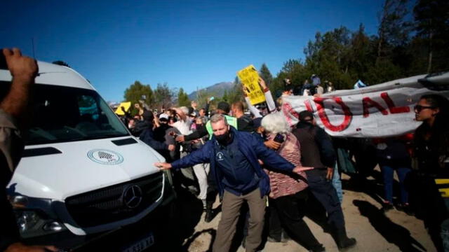 Fernández debió ser protegido por un corredor humano ante el avance de los manifestantes. Foto: El Cordillerano