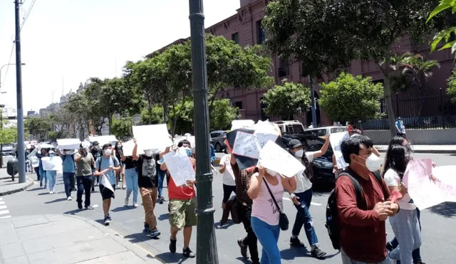 Estudiantes se manifestaron con carteles en la sede central. Gianella Aguirre/ URPI-GLR