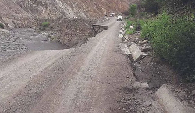 La Municipalidad Distrital de Huallanca viene ejecutando la limpieza de la vía mediante un cargador frontal. Foto: difusión