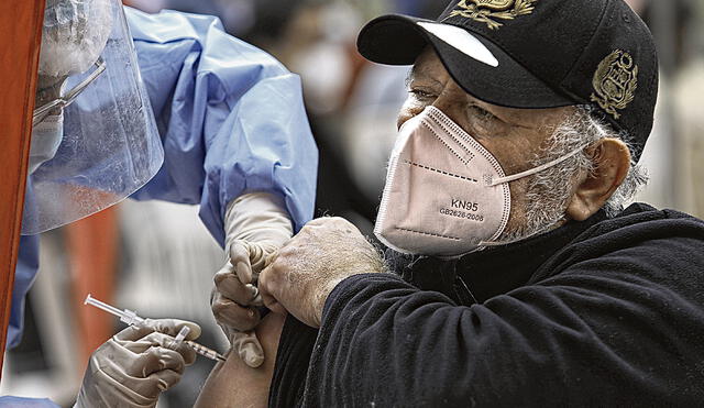 Dosis. La vacunación continúa con los mayores de 85 años. Foto: Jorge Cerdán / La República