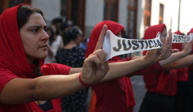 Jóvenes realizan performance exigiendo justicia en el proceso por Manta y Vilca. Foto: Web Demus