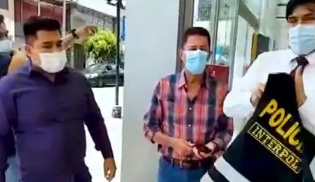 Jorge Roca Suárez y Herland Montaño Fernández fueron intervenidos cuando salían de un restaurante. Foto: captura de Panamericana Televisión