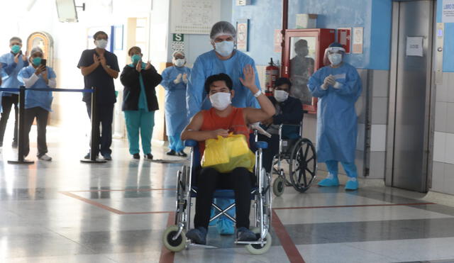 Paciente se muestra contento al recibir el alta médica tras vencer a la COVID-19. Foto: EsSalud