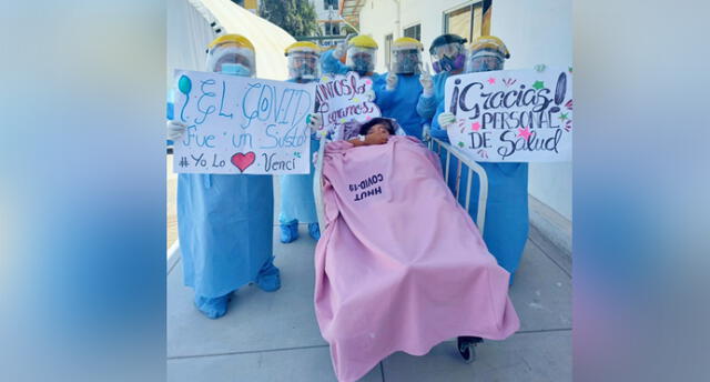 Sus colegas y amigos la saludaron el último domingo con alegría al saber que ahora retornaba a casa. Foto: Hospital Hipólito Unanue.