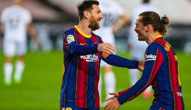 Lionel Messi y Antoine Griezmann se abrazan en uno de los goles del Barcelona