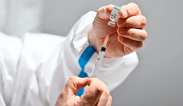 Las vacunas autorizadas en Chile para combatir la COVID-19 están dirigidas a una población mayor de 16 años. Foto: AFP