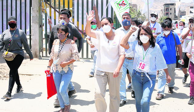 Villa María del Triunfo. Verónika Mendoza llegó en caravana al sur de Lima. Foto: Marco Cotrina/ La República