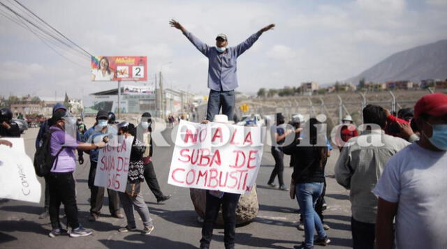 Manifestantes tomaron el puente Añashuayco impidiendo el paso de vehículos. Foto: Rodrigo Talavera / La República