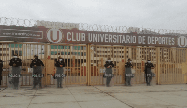 La PNP hizo resguardo en las afueras del estadio de Universitario. Foto: Noe Yactayo