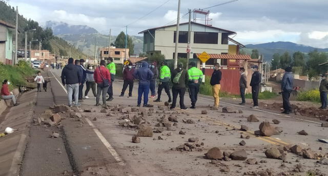 En diversos distritos se reportan bloqueo de vías por parte de manifestantes. Foto: Cusco Tu Semanario.
