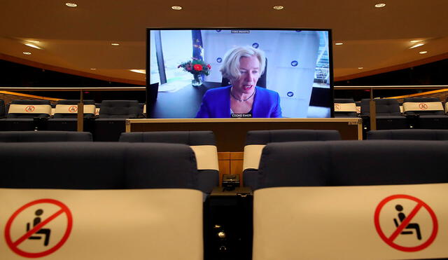 En una rueda de prensa por videoconferencia desde Ámsterdam, la directora ejecutiva de la EMA, Emer Cooke, aseguró que los científicos europeos se toman “muy en serio la seguridad” de las vacunas. Foto: EFE