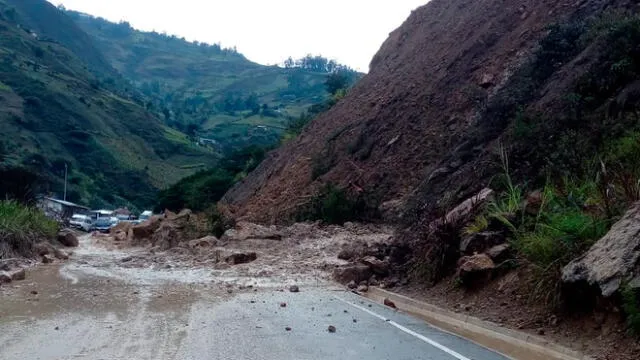 Masa de lodo y piedras interrumpe tránsito vehicular en carreteras de Cajamarca. Foto: Santa Mónica Radio