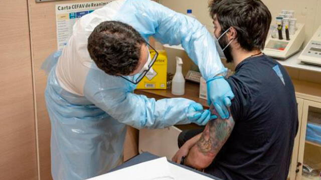Una fotografía facilitada por el Instituto Antártico Chileno (Inach) muestra al jefe de la base científica Profesor Julio Escudero, Daniel Ramírez, mientras recibe una dosis de la vacuna Sinovac contra la COVID-19. Foto: EFE