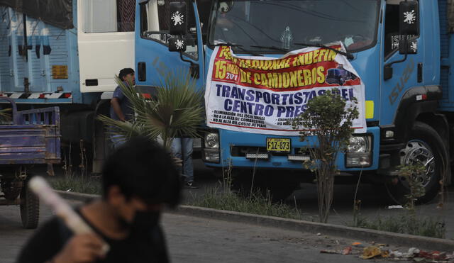 Buses y camiones están varados en la zona, mientras que personas caminan hacia sus centros laborales. Foto: Jorge Cerdán/ La República