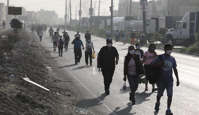 Ciudadanos caminar largos kilómetros para hallar un auto o bus que los traslade a sus centros de trabajos. Foto: Jorge Cerdán / La República