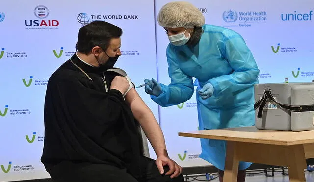 En algunos países, como Ucrania, se continúa la vacunación con las dosis de AstraZeneca, cuya vacuna se desarrolló junto a especialistas de la Universidad de Oxford. Foto: AFP
