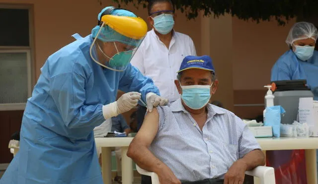 Con don Juan Lau se inició hoy el proceso de inmunización en La Libertad. Foto: Prensa Gore LL