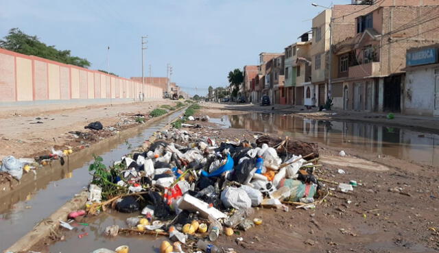 Agua de la acequia se desbordó en la avenida Pedro Cieza de León de la ciudad de Chiclayo. Foto: La República