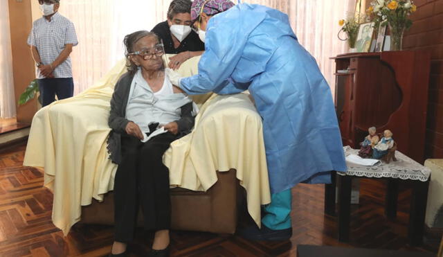 Vacunadores llegaron hasta la casa de la centenaria mujer en Breña. Foto: Fuerzas Armadas