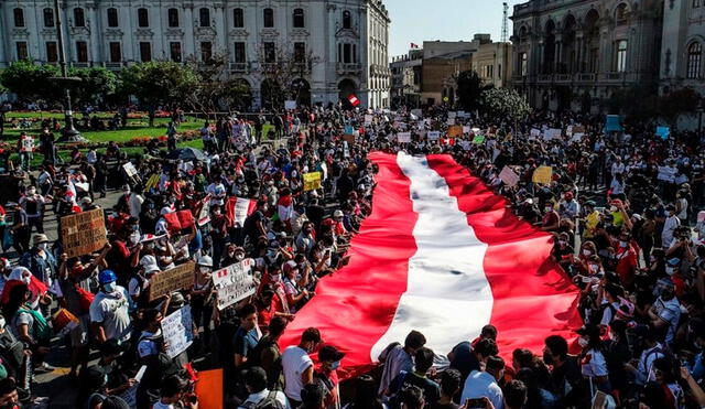 La estabilidad política de Perú se vio vulnerada luego de que el Gobierno “abandonara el consenso político sobre la ortodoxia económica, en favor del populismo”, según The Economist. Foto: EFE