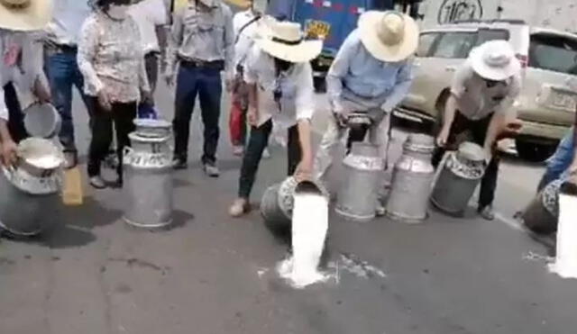 Productores también regalaron leche a manifestantes. Foto: Radio Contacto Sur