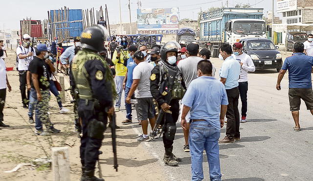 Bloqueo. Camiones fueron estacionados en la vía que va de Trujillo a Chiclayo. El Gobierno aseguró que restablecerá el orden. Foto: Clinton Medina/La República