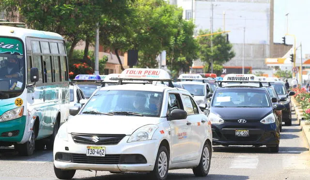 800 microbuses paralizaron, así como más de 200 taxis. Foto: Jaime Mendoza/La República