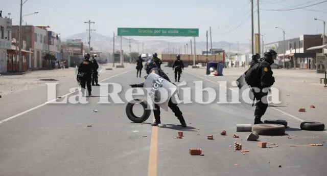 Policía logró despejar la carretera bloqueada por manifestantes en La Joya. Foto: Rodrigo Talavera / La República