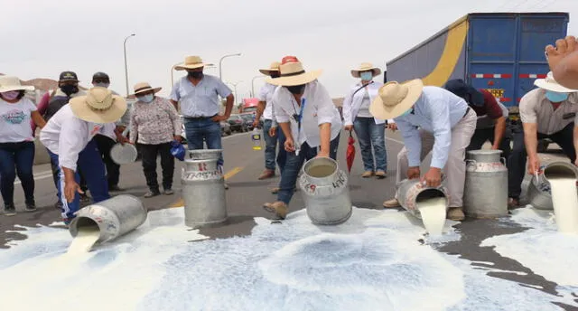 El último jueves, ganaderos derramaron leche en la pista en señal de protesta. Foto: HBA Noticias