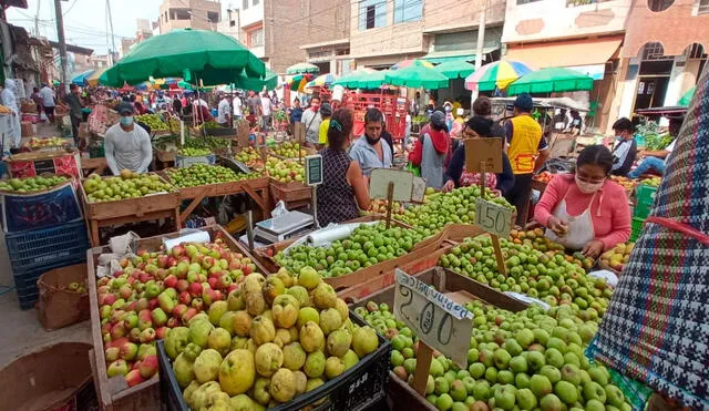 Dirigente de Moshoqueque señaló que hay desabastecimiento de productos como la manzana y mandarina. Foto: Clinton Medina