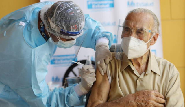 Los adultos mayores de 100 años que viven en SJL y San Martín de Porres recibirán en sus casas la vacuna Pfizer. Foto: difusión