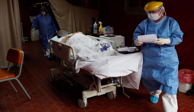 Imagen referencial de una mujer embarazada con COVID-19 mientras es atendida en el Instituto Perinatal de Lima. Foto: Paolo Aguilar / EFE