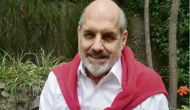 Escritor. Gonzalo Higueras con cerámica vicús en mano. Foto: difusión
