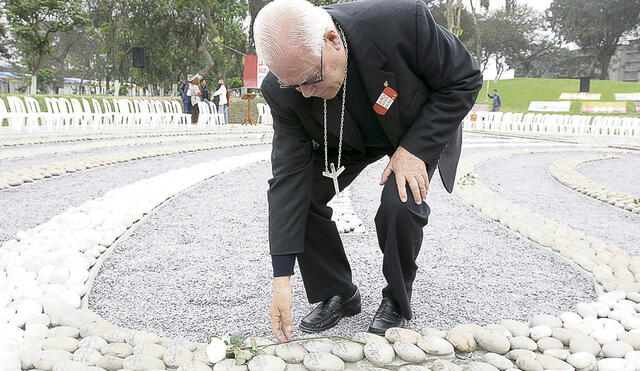 Aporte. Monseñor Bambarén en el memorial El ojo que llora. Tenaz defensor de los DD. HH. Foto: difusión
