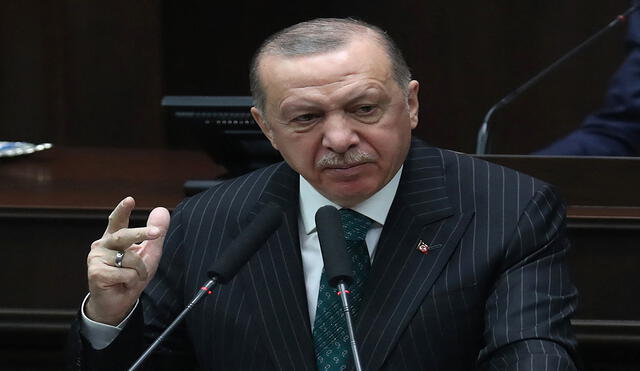 Erdogan cedió ante la presión de grupos conservadores e islamistas, que alegan que los términos del Convenio de Estambul atentan contra los valores familiares "tradicionales". Foto: AFP