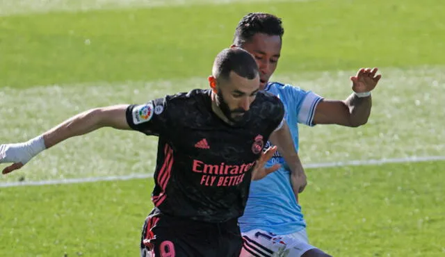 Karim Benzema anticipó a Renato Tapia en el segundo gol. Foto: EFE