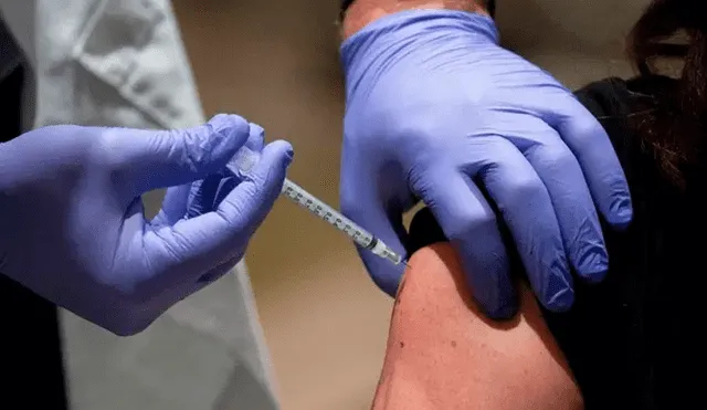 Pese al avance de la vacunación, solo la mitad del personal sanitario (el 52 %) ha recibido al menos una dosis de alguna de las vacunas. Foto: EFE