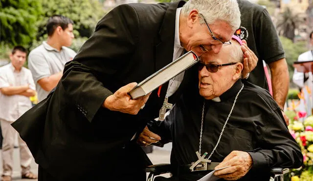 El cardenal Carlos Castillo y el monseñor Luis Bambarén antes de su fallecimiento. Foto: Twitter Arzobispado de Lima